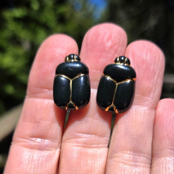 Yok Jewelry - Black Porcelian & Gold Scarab Screw On Vintage Earrings